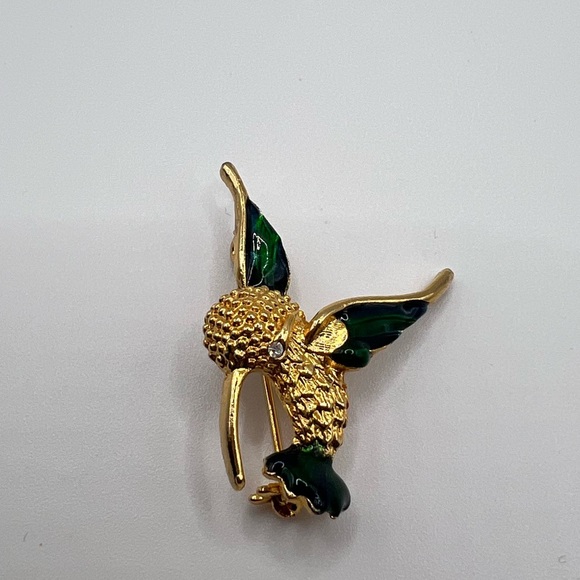 Vintage Gold Tone Hummingbird w/ Green Enamel wings and Crystal Eyes‎ Brooch Pin - Picture 1 of 3
